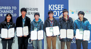 제3회 국제청소년과학창의대전에서 창의인재상과 물리분야 우수상을 차지한 대가야고 학생들이 포즈를 취하고 있다. 왼쪽부터 김하림, 한정수, 김장섭, 박필섭, 배태용, 김명진 학생.