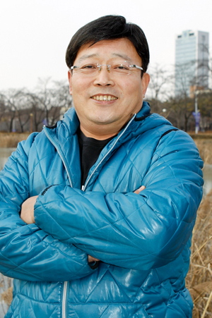 올해 의사국가시험에서 쉰 살의 나이로 합격한 영남대 의대 출신 김윤권 씨의 영화 같은 인생 역정이 화제를 모으고 있다.