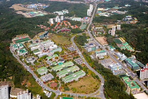 대구 DGIST와 경북 POSTECH이 노벨상급 수상자 배출을 목표로 향후 10년간 최소 1천억원을 지원받을 수 있는 기초과학연구단 유치 전쟁에 나섰다. DGIST 및 POSTECH 전경. 매일신문 자료사진