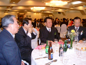 지난해 부부동반으로 100여 명이 참석한 가운데 열린 남석회 신년인사회.