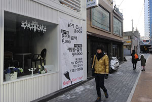 현대백화점 입점 이후 대구 중구 약전골목 인근 건물 임대료가 치솟아 비싼 월세를 감당하지 못한 약재상들이 약전골목을 떠나고 있다. 2일 오후 찾은 현대백화점 대구점 맞은편에 위치한 건물에는 약재상이 사라지고 커피숍과 파스타 전문점, 미용실 등이 새로 생겨났다. 성일권기자
