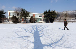 어머니를 비롯해 모든 가족들이 다녔던 봉산면 신암1리 신암초교. 학생이 줄어들자 1999년 끝내 폐교됐다.