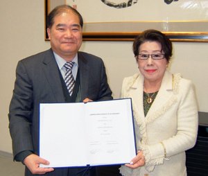 (주)대원GSI의 서용교(왼쪽) 대표와 일본 기업인 (주)사타케의 사타케 도시코 대표가 포괄적 업무 제휴를 체결한 뒤 기념촬영을 하고 있다. 대원GSI 제공