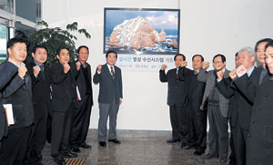 울릉군이 민원실 입구에 독도의 생생한 실시간 영상을 볼 수 있는 독도 라이브 영상 수신시스템을 개통하고 있다. 울릉군청 제공