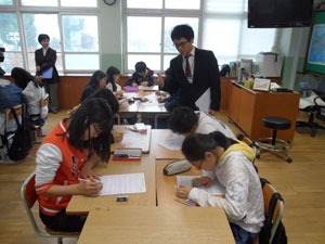 사진=경북도 교사들이 지난달 20일 제13회 전국 교실수업 개선 실천사례 연구발표대회에서 괄목할 만한 성적으로 주목받고 있다. 사진은 이 대회에서 1등급에 입상한 우성재(고령 쌍림초교) 교사와 강수정(경주 금장초교) 교사의 수업 장면. 경북도교육청 제공
