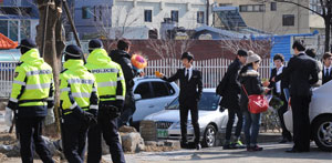 졸업시즌을 맞아 경찰이 대구의 한 고교 졸업식장 주변을 순찰하며 