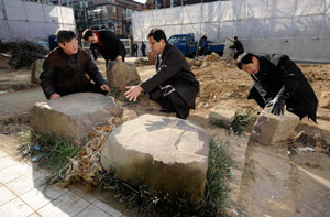 9일 오전 대구 중구 동인동 옛 금융결제원 앞마당에서 중구청과 중구문화원 관계자가 일제강점기에 사찰의 조경석으로 쓰였던 것으로 추정되는 대구읍성 성돌을 살펴보고 있다. 우태욱기자 woo@msnet.co.kr