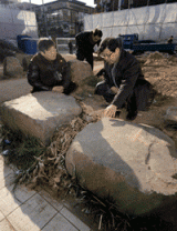 대구 중구문화원은 동성로 옛 금융결제원 마당에 정원석으로 쓰이던 대구읍성 성돌 20여 개를 확보, 이를 대구 중구 서성로 매일신문사 신문전시관에 전시하기로 했다. 금융결제원에 있는 성돌은 한 개가 가로, 세로 40~50cm 정도이며 채석장에서 돌을 캐 정으로 쪼아 만든 것이다.