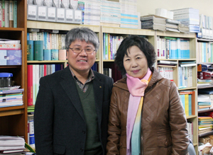 16일 대학을 졸업하는 예순의 만학도 한교선 씨가 대구과학대 부동산과 김대명 교수(사진 왼쪽)와 함께 기념촬영을 했다.