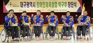 10일 대구시청 대회의실에서 열린 대구시 장애인체육 실업팀 탁구부 창단식에서 최경식 코치와 문성혜, 최일상, 김정석, 김진성, 이창호 선수(왼쪽부터)가 파이팅을 외치고 있다. 우태욱기자 woo@msnet.co.kr