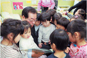 김주영 영주시장이 어린이집 원생들에게 둘러 싸인 채 동화책을 읽어주고 있다.