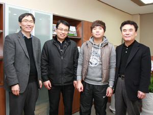 연평해전 때 부상을 입었던 김진권 씨가 10일 경일대 총장실을 방문해 정현태 총장과 기념촬영을 하고 있다. 사진 왼쪽부터 홍재표 학생처장, 김진권 씨와 부친 김봉수 씨, 정현태 경일대 총장.