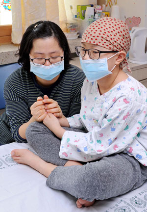모녀는 항상 마스크를 끼고 대화를 한다. 혈액암 일종인
