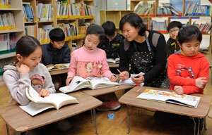 주5일 수업제 도입으로 교육에 대한 학교와 가정, 지역사회의 연계가 절실한 가운데 어머니들이 중심이 돼 함께 자녀를 가르쳐온 