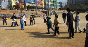 주5일 수업제 전면 시행으로 토요일 취약 계층 학생들의 돌봄이 과제로 떠오름에 따라 지역아동센터의 역할이 새삼 주목받고 있다. 사진은 대구 솔잎지역아동센터 학생들의 미니 운동회 모습.