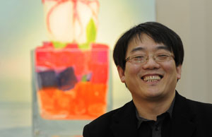 극사실주의 화가 장기영은 주로 꽃을 그린다. 21일까지 칼라스퀘어 아트홀에서 초대전을 여는 장기영의 작품이 백화점 벽면, 사인물, 쇼핑가방 등으로 활용되면서 봄 기운을 불러들이고 있다.