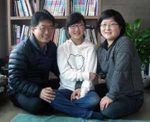 다원이네 가족 3명은 3년째 매주 일요일 대구역 무료급식 봉사를 나가고 있다. 왼쪽부터 아빠 전재영 씨, 딸 전다원 양, 엄마 김남돌 씨.