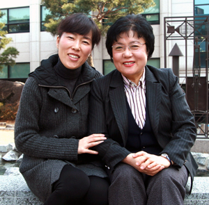 최근 대구보건대를 졸업하고 간호사 국가시험에 합격한 박안심 씨(왼쪽)가 지도교수인 강복희 교수와 기념촬영을 했다.
