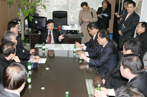 경주시의회 전체의원은 15일 원자력안전위원회와 지식경제부를 항의 방문했다. 경주시의원들이 원자력안전위원회 유국희 안전정책국장과 면담하고 있다. 경주시의회 제공
