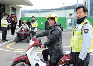 성주경찰서가 지역 노인을 비롯한 교통약자를 위해 경찰서 뒷마당에 임시로 원동기면허시험 코스를 마련해 출장시험을 치르고 있다.