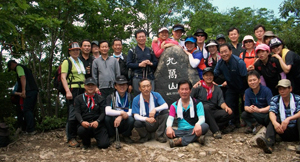 작년 7월 밀양 구만산에서 산행을 하면서 촬영한 재구 울진군민회 산악회 회원들.