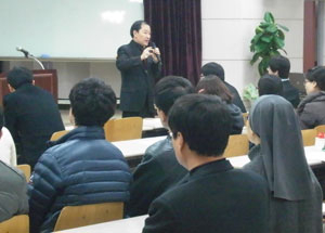 사진-대건중 교사들이 13일 교내 강당에서 새학기 교직원 연수를 가졌다.