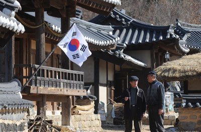 무섬마을 곳곳에는 태극기가 휘날리고 있다. 일제시대 이 마을 청년들이 독립운동을 주도하고 한글 교육을 위해 세웠던 아도서숙에 대한 남다른 자부심 때문이다. 남녀노소, 양반과 상민을 가리지 않고 교육시켜 개방과 개혁을 주도하고 5명의 독립 운동가를 배출한 아도서숙을 최근 다시 복원하려는 움직임이 본격화되고 있다. 김태형기자 thkim21@msnet.co.kr