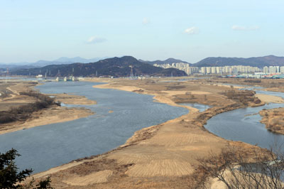 화원유원지 상화대에서 내려다본 낙동강. 멀리 강정고령보와 다사읍의 대단위 아파트단지가 한눈에 들어온다.