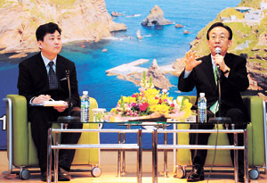 김관용(오른쪽) 경상북도지사와 박기태 반크 단장은 21일 대구대에서 대학생 100여 명과 함께 독도를 주제로 토론회를 열었다. 경상북도 제공