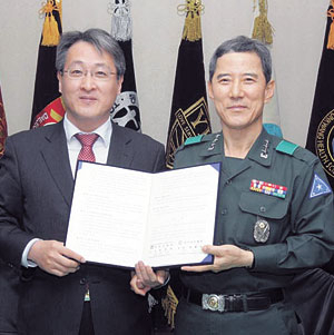 육군 의무부사관 양성을 위한 협약식이 21일 오후 육군본부에서 있었다. 최재영(왼쪽) 영진전문대학 총장과 방원팔 육군 인사사령관이 협약서를 들고 기념촬영했다.