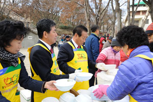 대구축협의 사회공헌은 꼭 필요한 곳을 찾는 데서 시작됐다.무료급식에 나선 대구축협 직원들.