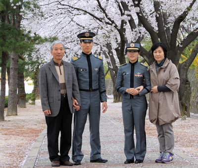 24일 육군사관학교를 함께 졸업한 윤가희(25