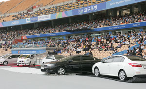 지난해 10월 9일 대구스타디움으로의 홈구장 복귀전 때 대구FC가 내걸었던 자동차 경품. 대구FC 제공