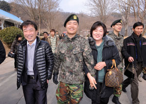 6주간의 힘든 훈련을 마친 신병들이 가족 등과 바깥 구경에 나섰다.