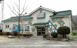 직지사역 전경. 간이역 폐쇄 계획에 따라 사라질 위기에 처했던 직지사역이 시민들의 문화