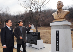 애국지사 백산 우재룡 선생 기념사업회 회장 이명식 명예교수(왼쪽)와 구상조각연구소 김형태 조각가가 최근 두류공원 인물동산에 세워진 백산 선생의 흉상을 바라보고 있다. 우태욱기자 woo@msnet.co.kr