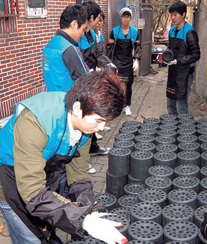 영진전문대학 사회봉사단이 지난해 11월 대구의 쪽방가구를 방문해 연탄을 전달하고 있다.