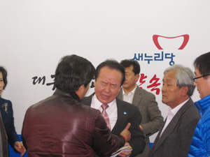 성매매 진정 사건의 피진정인 자격으로 검찰의 소환을 받은 새누리당 주성영 의원이 29일 대구시당 당사에서 기자회견을 가진 자리에서 당원들이 주 의원의 불출마 선언 번복을 요구하고 있다. 연합뉴스