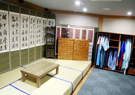 대구시는 3월부터 약령시에 있는 한의약박물관에서 한방문화를 주제로 어린이의 눈높이에 맞춘 다양한 교육＆#8228;체험프로그램을 확대 운영한다. 교육＆#8228;체험프로그램은 한의약에 대한 기본적인 이해와 친근감을 유도하기 위해 다양한 약령시의 역사와 문화＆#8228;유물을 이용한 그림그리기 퍼즐 체험등 다양한 프로그램을 운영한다.