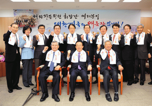 [매일신문] 사진설명 김관용 경상북도지사는 5일(월) 오전 9시30분 도지사 접견실에서 경상북도해외자문위원협의회 황재길(홍콩, 남아공 요하네스버그) 회장을 비롯한 회장단 일행을 접견, 경상북도와 해외자문협의회의 상생방안에 대한 담소를 나눴다. 해외자문협의회는 경북도의 발전과 상생협력방안에 대해서 관심을 표명했다. 이날 참석자는 앞줄 왼쪽부터 김석주 미동부/캐나다 지역회장, 김관용 경상북도지사, 황재길 자문위원협의회장이다. 뒷줄은 왼쪽부터 손세주 국제관계자문대사, 이인선 경상북도정무부지사, 황용기 대양주 지역회장, 박흥수 동남아지역회장, 권석하 유럽지역회장, 이훈복 감사, 장창욱 사무총장, 이일호 중동/아프리카 지역회장, 장동석 미중서부 지역회장, 감사 최희달 씨 이다.