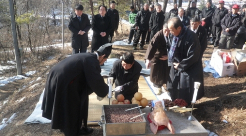 문경시 가은읍 성저 1리 모산굴에서 임란 영혼들을 위로하고 마을의 액을 씻어내는 모산굴 위령제 및 기세배굿이 매년 열리고 있다.