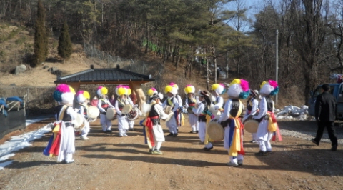 위령제 및 기세배굿 행사는 억울하게 희생된 원혼을 위로하는 불우리 풍물패의 풍물굿을 시작으로 초헌관에 권용문 가은읍장, 아헌관에 장상봉 노인회장, 종헌관에 김지현 시의원 순으로 제례를 올렸다.