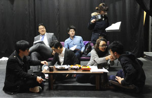 대구 대명동의 한 소극장에서 A극단 배우들이 대구연극제에 출품할 연극 연습에 매진하고 있다. 우태욱기자 woo@msnet.co.kr