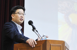 한국 홍보 전문가 서경덕 교수가 포항지역 장병과 군무원을 대상으로 강연을 펼치고 있다. 해군 6항공전단 제공