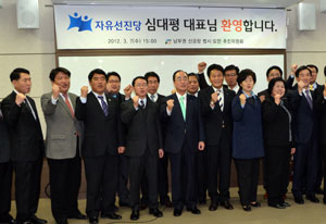 사진: 심대평 자유선진당 대표가 7일 신공항 추진위 사무실을 방문해 신공항 건설의 당위성을 강조했다.
