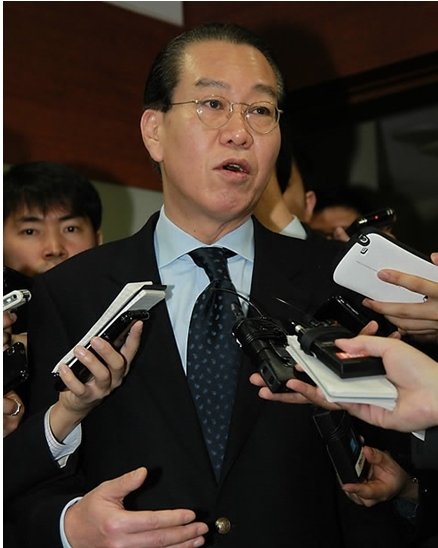 새누리당 권영세 사무총장이 8일 오전 새누리당사에서 열린 공천위 전체회의에 참석하기 위해 회의장으로 들어가며 취재진의 질문에 답하고 있다