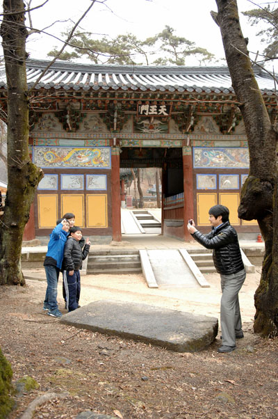 사명대사와 직지사 주지인 신묵대사가 만나는 가교 역할을 한 네모난 널찍한 돌. 직지사를 찾은 가족나들이객이 \