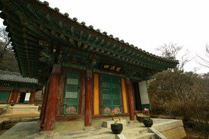 직지사 대웅전과 비로전 사이에 있는 사명각에는 사명당 영정이 모셔져 있다.
