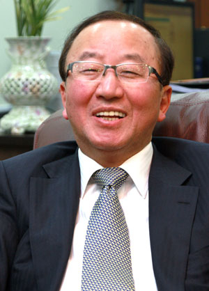 현오석 원장(61)은 재경부 경제정책국장과 청와대 경제비서관, 세무대학장, 국민경제자문회의 기조실장 등을 거친 재경부 고위 공무원출신으로 2009년부터 KDI를 이끌고 있다. 부친의 고향이 경북 문경이다.