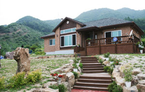 베이머부머 세대들의 증가와 함께 친환경 붐과 개성을 중시하는 이들이 늘면서 아파트에 밀렸던 단독 주택 수요가 늘고 있다. 정운철기자 woon@msnet.co.kr